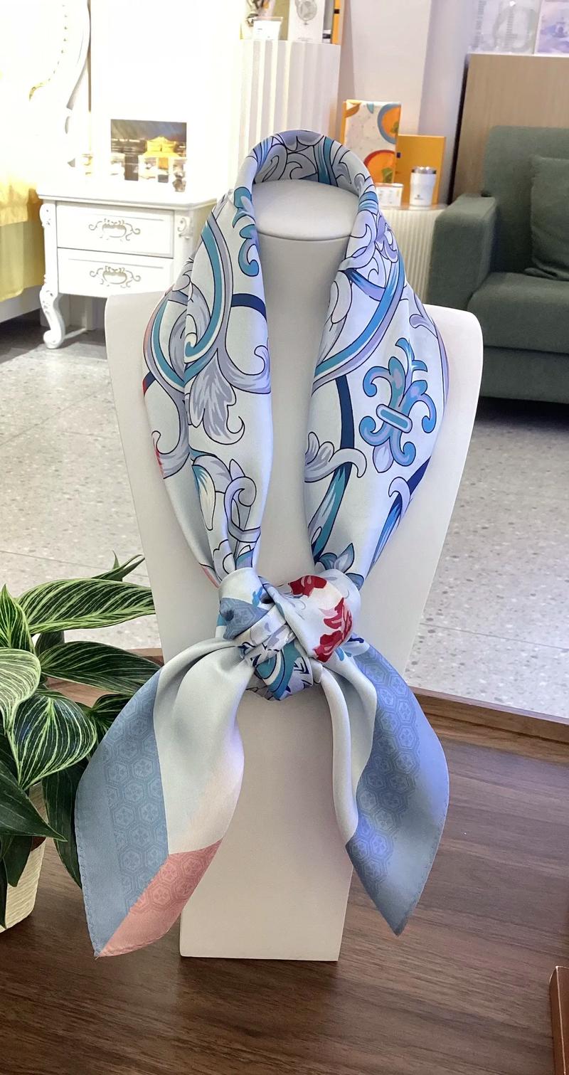 丝巾名言有何深意,如何点亮日常穿搭?-图1 丝巾名言有何深意,如何点亮日常穿搭?-图1